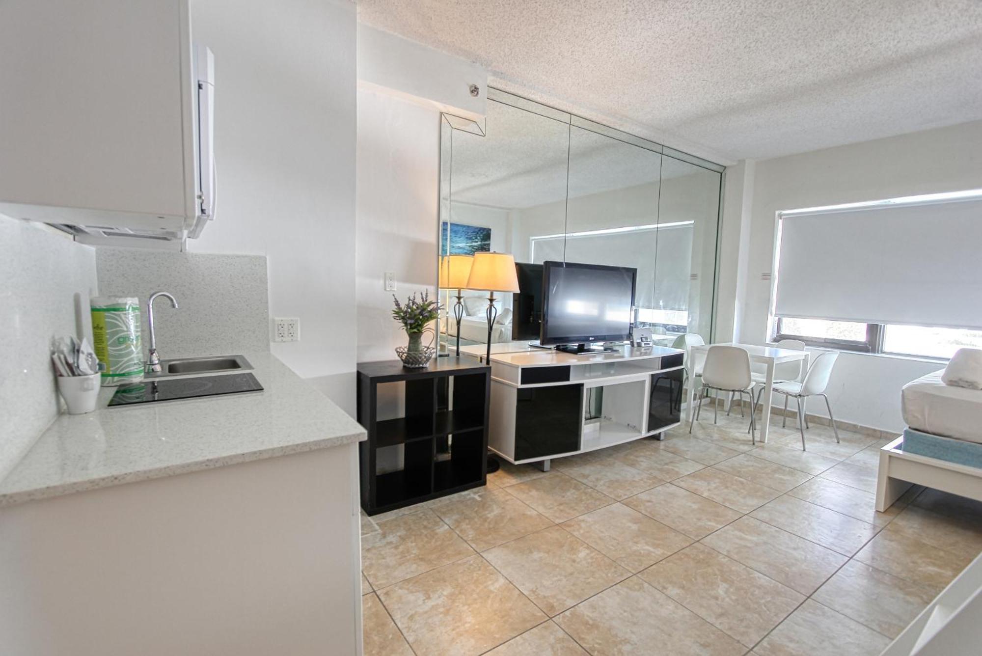 Deluxe And At The Casablanca Apartahotel Miami Beach