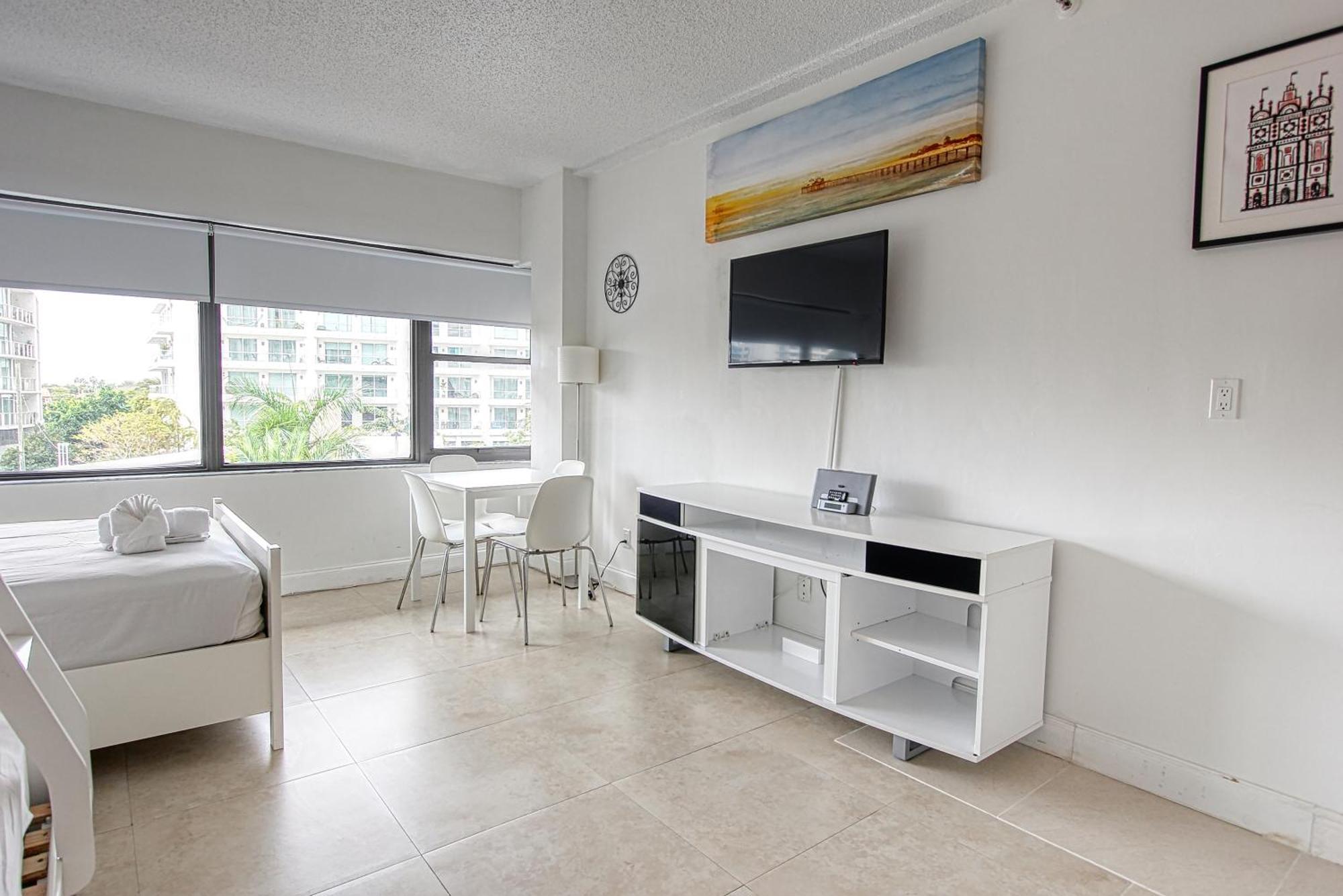 Deluxe And At The Casablanca Apartahotel Miami Beach